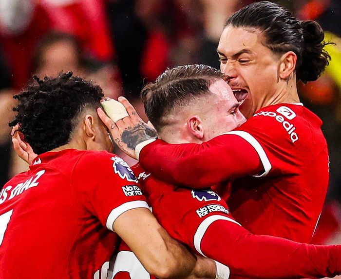 Phút 76, Mac Allister nã đại bác sấm sét đầu vòng cấm nâng tỷ số lên 2-1