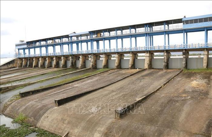 Cửa xả hồ thủy lợi Ba Bàu (Hàm Thuận Nam, Bình Thuận) đã ngừng hoạt động từ ngày 4/4/2024.