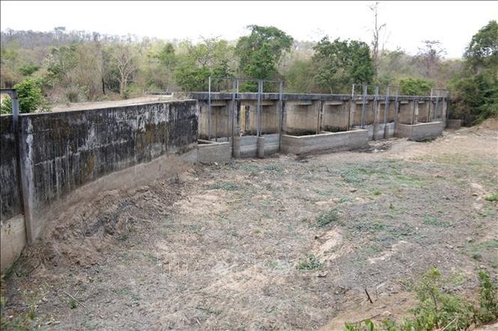 Đập Hàm Cần (Hàm Thuận Nam, Bình Thuận) đã khô cạn từ hơn 3 tháng qua.