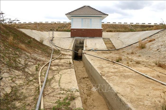 Một đập thủy lợi tại Bình Thuận đã cạn trơ đáy.