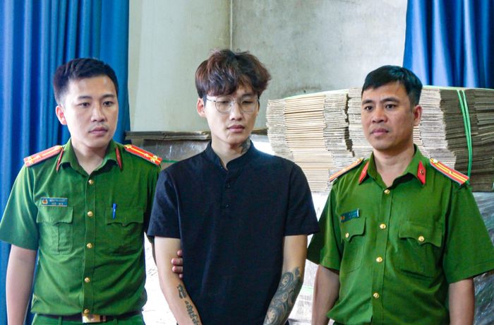 Đối tượng Nguyễn Sơn Trung bị lực lượng công an bắt giữ.