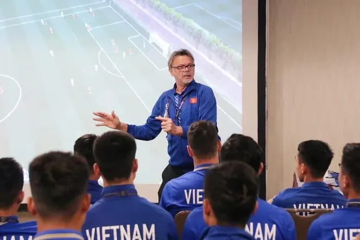 HLV Troussier biết ơn vì được dẫn dắt đội tuyển Việt Nam.