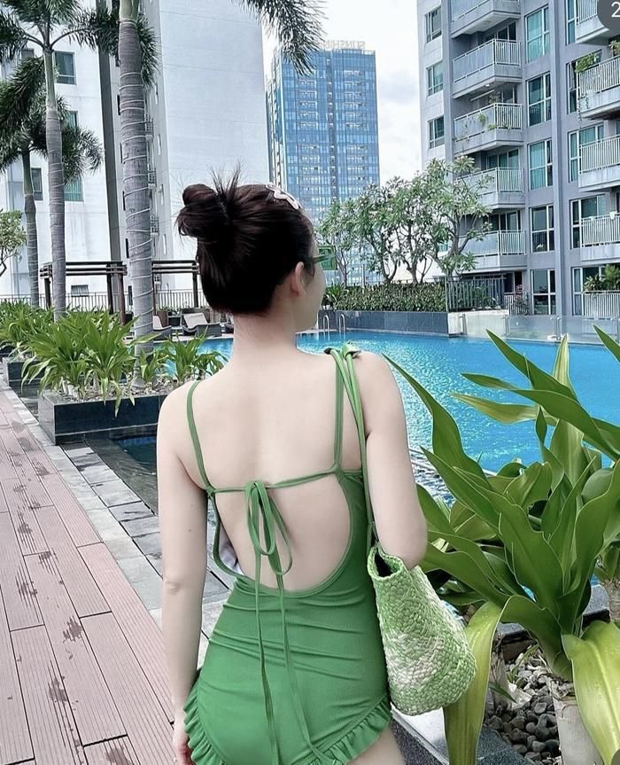 Diện bikini "cực cháy" nhưng bà xã Gin Tuấn Kiệt chỉ khoe dáng từ phía sau.