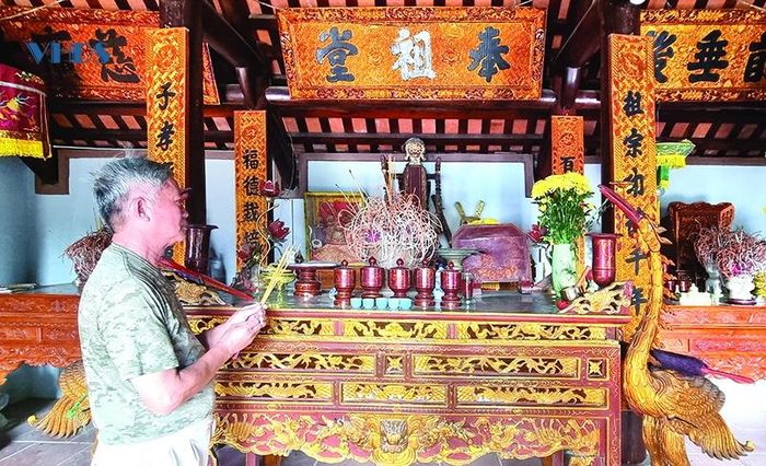 Ông Nguyễn Trung Ngọc, Chủ tịch Hội đồng gia tộc thắp hương lên bàn thờ cụ Nguyễn Trung Nghĩa.