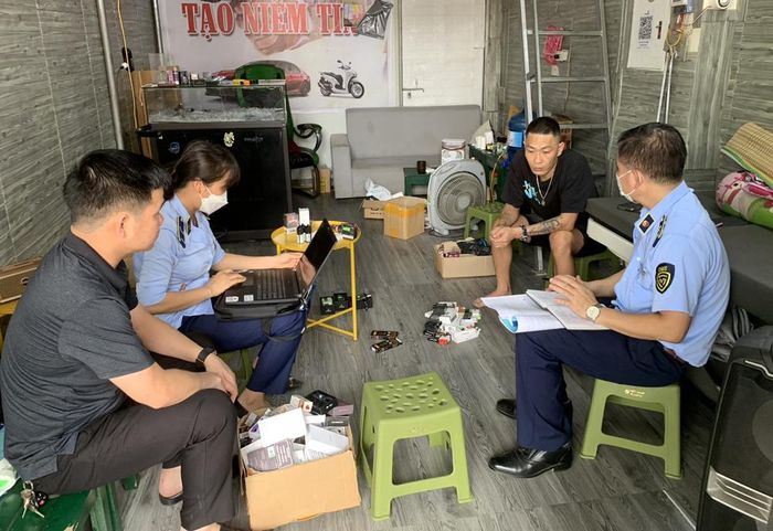 Lực lượng chức năng xử lý một trường hợp kinh doanh thuốc lá điện tử trái phép tại phường Quang Châu (thị xã Việt Yên).