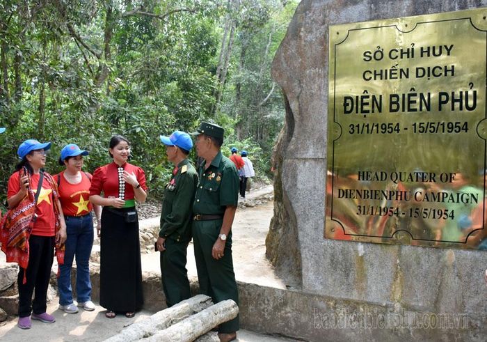 Du khách trò chuyện, tìm hiểu thông tin về Sở chỉ huy qua TMV.
