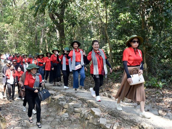Du khách tham quan Khu di tích Sở Chỉ huy Chiến dịch Điện Biên Phủ.