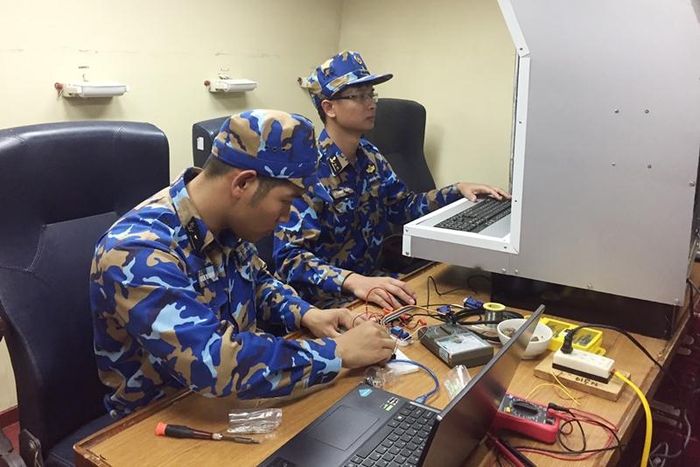 Tổ giáo viên chuyên ngành Tàu 012 Lý Thái Tổ chế tạo mô hình máy điều khiển bắn tên lửa.
