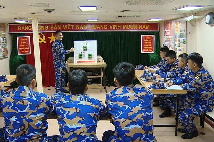 Cán bộ, nhân viên Lữ đoàn 162 tích cực phát huy sáng kiến, cải tiến kỹ thuật nâng cao chất lượng huấn luyện.