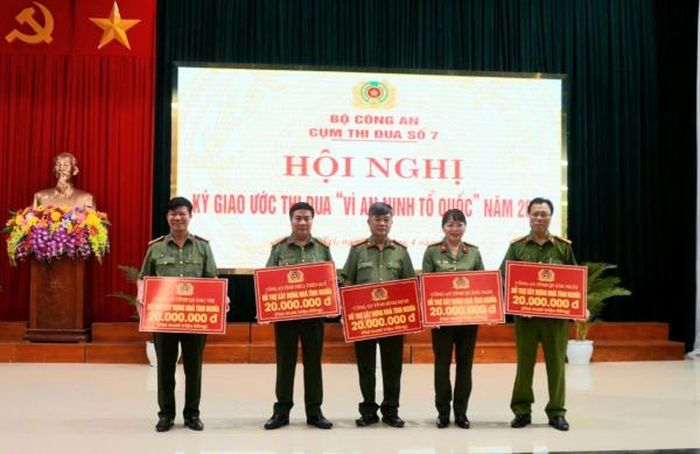 Các đơn vị đóng góp xây dựng nhà tình nghĩa cho gia đình, thân nhân cán bộ, chiến sĩ Công an Quảng Trị có hoàn cảnh kinh tế còn nhiều khó khăn. 