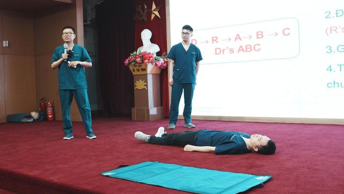 Bác sĩ Ngô Đức Hùng - Trung tâm Cấp cứu A9, Bệnh viện Bạch Mai hướng dẫn cách cấp cứu hồi sinh tim, phổi. (Ảnh: BVCC)
