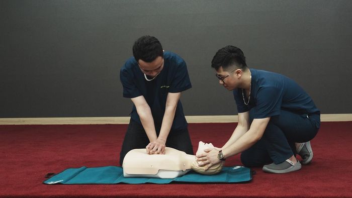 Bác sĩ hướng dẫn các bước cơ bản trong kỹ thuật ép tim. (Ảnh: BVCC)