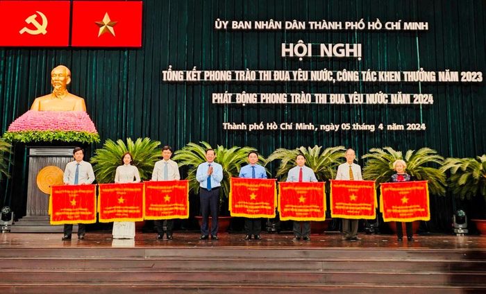 Các tập thể nhận Cờ Thi đua của Chính phủ.