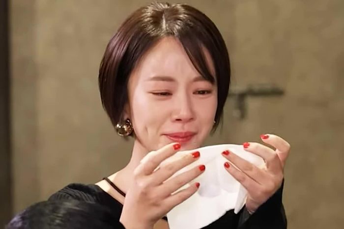  Hwang Jung Eum khóc trong một chương trình mà cô tham gia. 