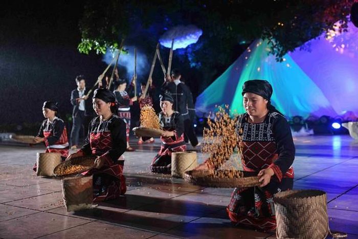 Một tiết mục văn nghệ biểu diễn tại chương trình