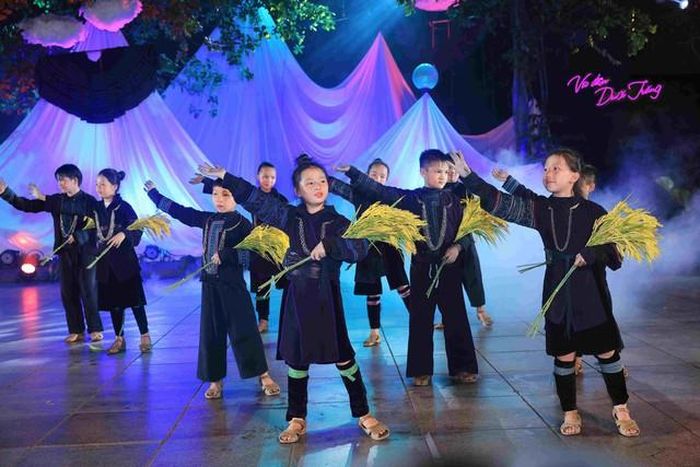 Chương trình nghệ thuật “Vũ điệu dưới trăng” biểu diễn tại buổi lễ