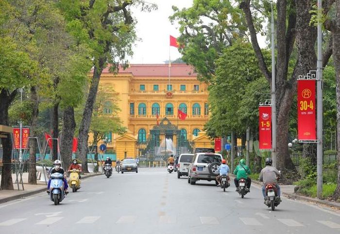 Băng rôn, cờ đỏ tung bay phía trước Phủ Chủ tịch. Ảnh: Hoàng Hiếu - TTXVN