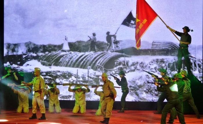 Một cảnh trong chương trình nghệ thuật sân khấu hóa " Bản hùng ca Điện Biên Phủ".