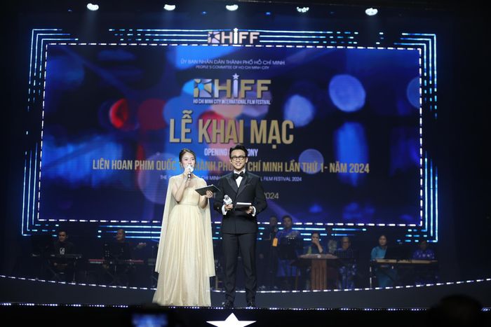  MC Khánh Vy và Quang Bảo dẫn chương trình đêm khai mạc HIFF 2024. Ảnh: DŨNG PHƯƠNG 