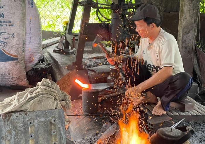 Thế hệ giữ lửa nghề ở làng rèn hơn 300 năm tuổi ở Quảng Ngãi - Báo Giáo ...