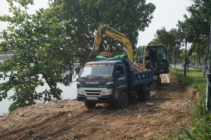 Lực lượng chức năng san gạt, cải tạo hiện trạng khu vực có xà bần (Ảnh: Tấn Khoai).