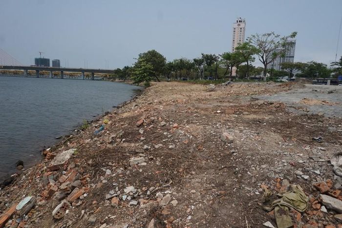 Bãi đất đá xuất hiện dọc bờ sông Hàn (Ảnh: Tấn Khoai).