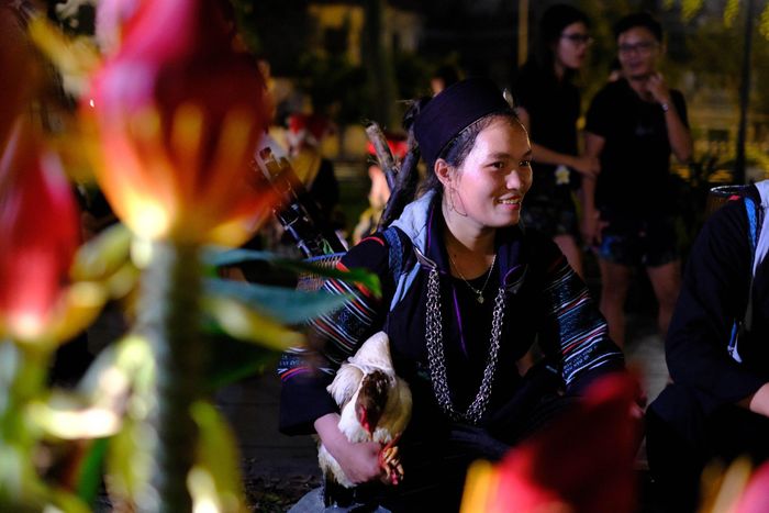 Anh Giàng A Giao (người dân tộc H'Mông) cho biết: "Khi đến với phiên chợ tình, con gái và con trai thường diện những bộ đồ đẹp, chỉn chu nhất và đem theo sợi đay, gùi tre và cả đồ để đến phiên chợ để bán,....Phiên chợ tình của dân tộc tôi còn có nhiều hoạt động khác nữa như đá cầu, thổi lá, hát giao duyên,... Sau mỗi phiên chợ nếu đôi trai gái nào có cảm tình với nhau thì sẽ trao nhau tín vật với lời hẹn gặp mặt ở phiên chợ tiếp theo". 