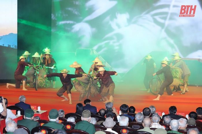 Chương trình nghệ thuật được chia làm 4 phần. Phần 1: Chiến lược Điện Biên Phủ; phần 2: Tiến lên Điện Biên; phần 3: Giải phóng Điện Biên; phần 4: Âm vang Điện Biên.