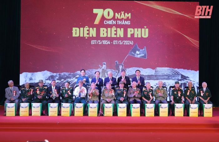 Bí thư Trung ương Đảng, Chủ tịch Ủy ban Trung ương MTTQ Việt Nam Đỗ Văn Chiến và Bí thư Tỉnh ủy Đỗ Trọng Hưng cùng các đồng chí lãnh đạo Trung ương tặng quà các chiến sĩ Điện Biên, thanh niên xung phong, dân công hỏa tuyến trực tiếp tham gia chiến dịch Điện Biên Phủ.