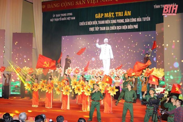 Màn múa hát mừng vui đất nước đổi mới và phát triển.