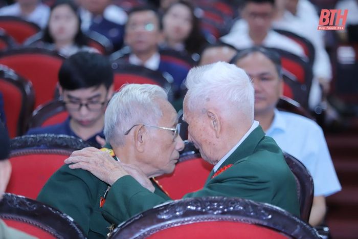 Những chiến sĩ Điện Biên xúc động ngày gặp mặt.