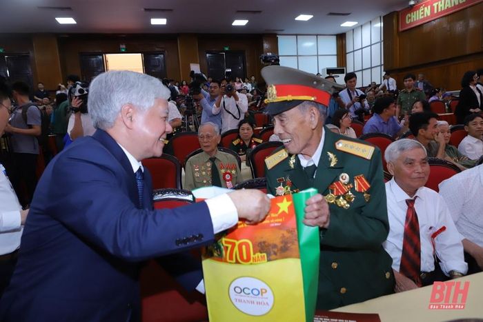 Bí thư Trung ương Đảng, Chủ tịch Ủy ban Trung ương MTTQ Việt Nam Đỗ Văn Chiến tặng quà chiến sĩ Điện Biên.
