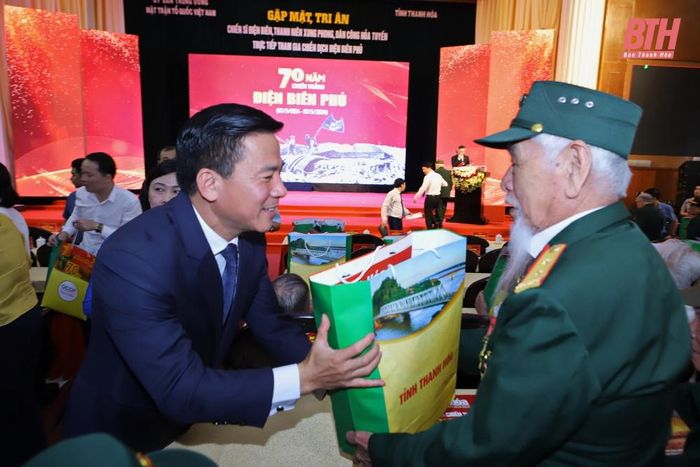 Bí thư Tỉnh ủy Đỗ Trọng Hưng tặng quà chiến sĩ Điện Biên.