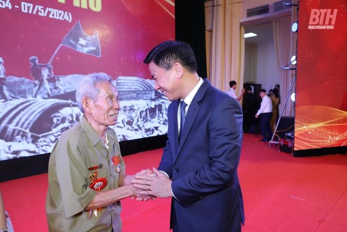 Bí thư Tỉnh ủy Đỗ Trọng Hưng thăm hỏi sức khỏe chiến sĩ Điện Biên.