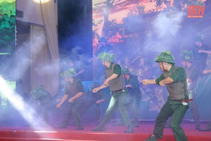 Các nghệ sĩ, diễn viên thể hiện lại hình ảnh chiến sĩ Điện Biên kéo pháo vào trận địa.
