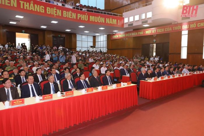 Các đại biểu dự Chương trình “Gặp mặt, tri ân chiến sĩ Điện Biên, thanh niên xung phong, dân công hỏa tuyến trực tiếp tham gia chiến dịch Điện Biên Phủ”.