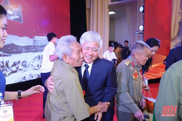 Bí thư Trung ương Đảng, Chủ tịch Ủy ban Trung ương MTTQ Việt Nam Đỗ Văn Chiến gặp mặt các chiến sĩ Điện Biên.