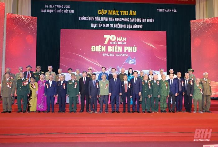 Bí thư Trung ương Đảng, Chủ tịch Ủy ban Trung ương MTTQ Việt Nam Đỗ Văn Chiến và Bí thư Tỉnh ủy Đỗ Trọng Hưng cùng các đồng chí lãnh đạo Trung ương chụp ảnh lưu niệm với các chiến sĩ Điện Biên, thanh niên xung phong, dân công hỏa tuyến trực tiếp tham gia chiến dịch Điện Biên Phủ.