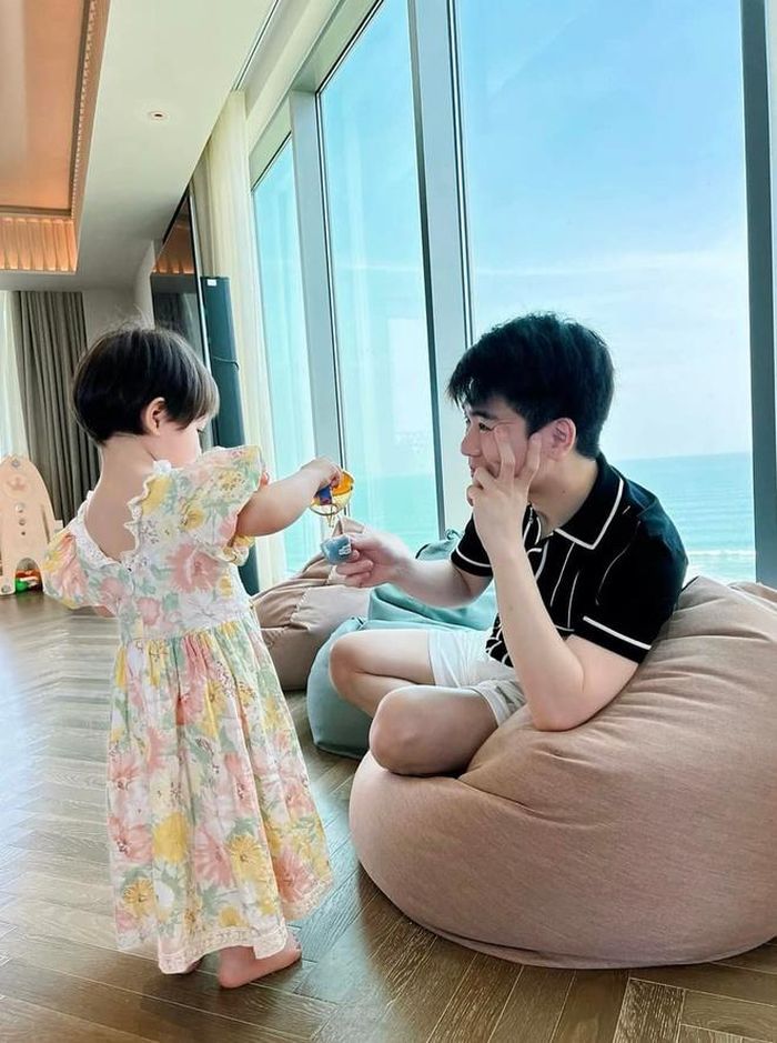 Anh chồng Đỗ Mỹ Linh công khai 2 nhóc tì sinh đôi vào cuối năm 2019 và cho biết mình là bố đơn thân. Trên trang cá nhân, Quang Vinh thường chia sẻ những hình ảnh thường ngày cùng với 2 con. Anh thường tranh thủ đưa con đi chơi vào cuối tuần, tự mua quần áo và đồ chơi, đưa con đi du lịch,...
