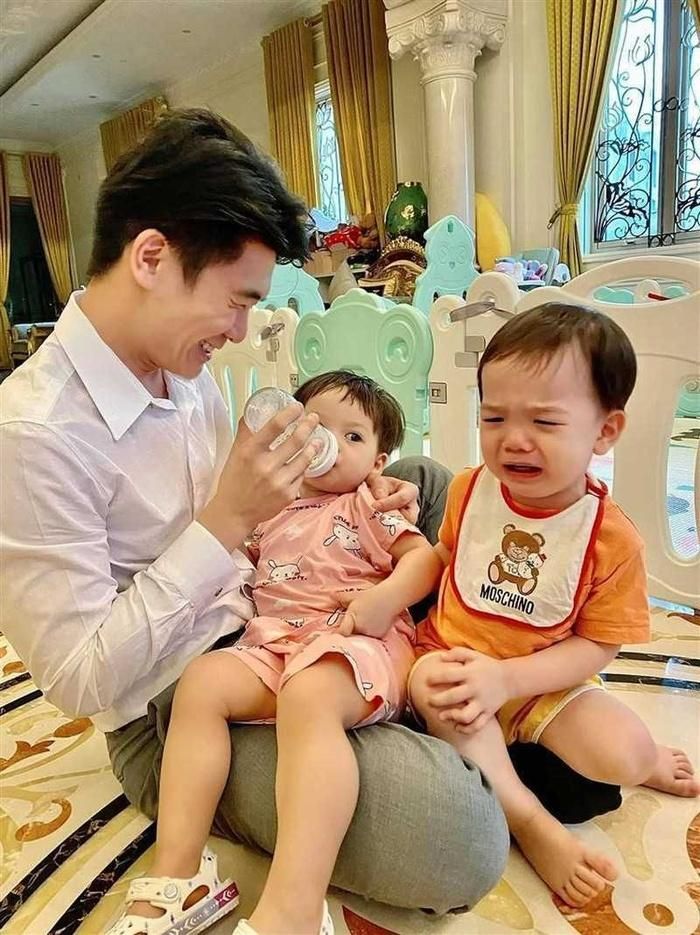 Dù rất bận rộn trong công việc nhưng anh cũng là một ông bố đảm đang, chăm con rất tốt. Anh được mệnh danh là "Ông bố quốc dân" vì dù bận rộn đến đâu vẫn dành thời gian chăm sóc hai con nhỏ. Trên trang cá nhân của mình, ông bố đơn thân thường xuyên chia sẻ hình ảnh của các nhóc tỳ nhà mình.
