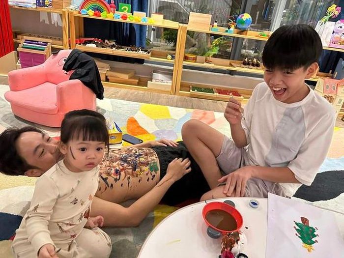 Cường Đô La cho 2 nhóc tỳ tự do vẽ tranh lên người. Khoảnh khắc bình yên của gia đình nhỏ khiến người hâm mộ thích thú