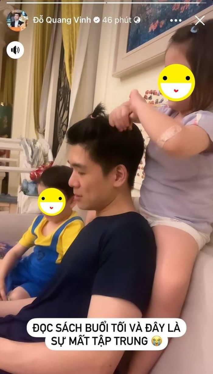 Sau đó, anh tranh thủ còn đọc sách buổi tối cho 2 con. Trong khi bé Gấu tập trung nghe và trả lời ba thì bé Thỏ lại ngồi lên thành ghế để buộc tóc cho ba. Kết quả sau màn nghịch ngợm của Thỏ là hình ảnh hài hước của phó Tổng, trái ngược với sự nghiêm túc lúc đi làm.