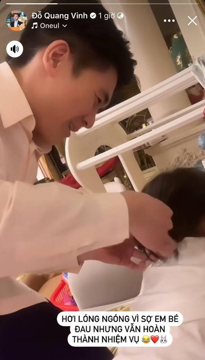 Dù công việc bận rộn nhưng Quang Vinh luôn dành thời gian cho các con. Mới nhất, tổng tài ngành ngân hàng khoe những khoảnh khắc ngọt ngào khi về nhà chơi cùng con khiến nhiều người thích. Khi đi làm về còn mặc nguyên áo sơ mi nhưng Quang Vinh vẫn cẩn thận buộc tóc cho con gái. “Hơi lóng ngóng vì sợ em bé đau nhưng vẫn hoàn thành nhiệm vụ” - bố đơn thân chia sẻ.