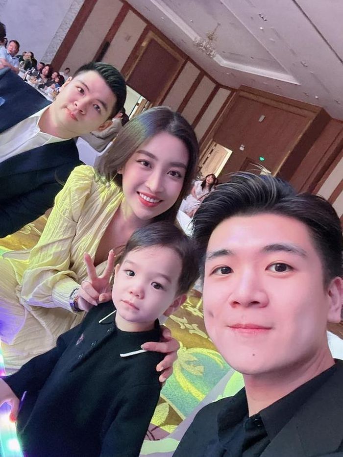 Vốn giỏi kinh doanh, ngoại hình sáng nhưng lại kín tiếng trong chuyện tình cảm, hiện anh chồng Đỗ Mỹ Linh là một ông bố đơn thân, chăm sóc và nuôi dạy hai đứa con sinh đôi Gấu và Thỏ. Nhiều người chưa biết thông tin về mẹ của hai con.
