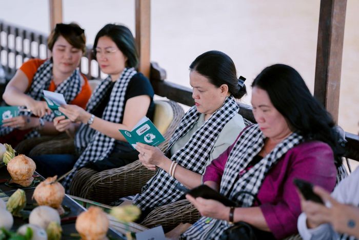 Tham gia tour “Net Zero tours Bến Tre” du khách được trao hộ chiếu xanh. Ảnh: Võ Phong.