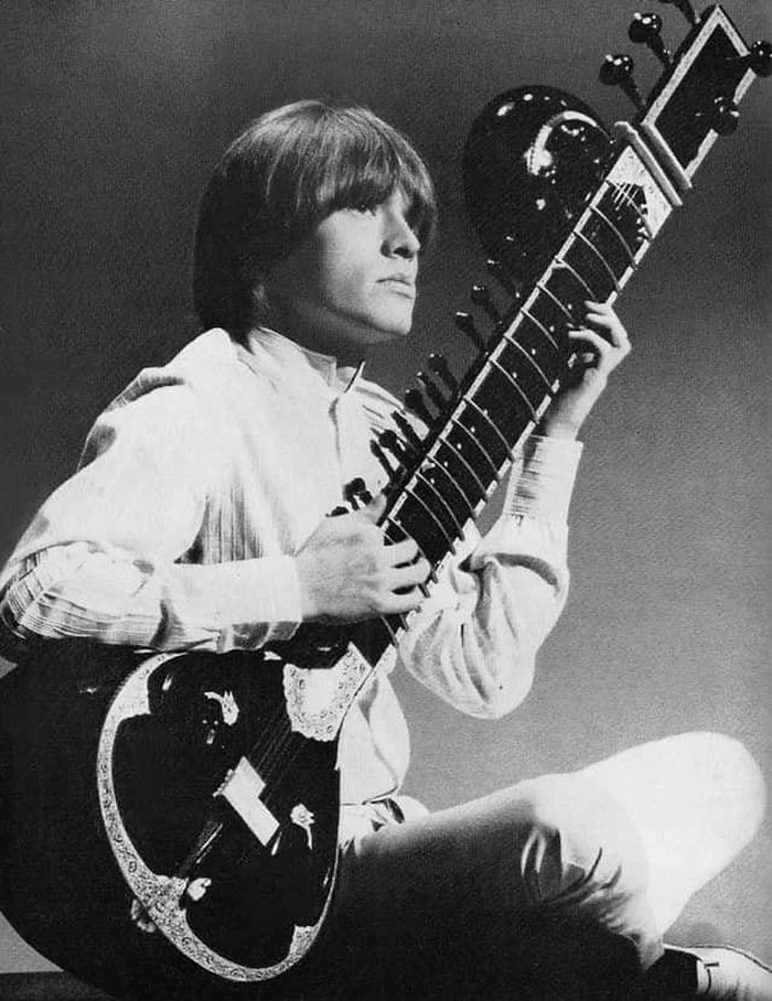 Brian Jones bên cây sitar, cây đàn có nguồn gốc Ấn Độ cổ