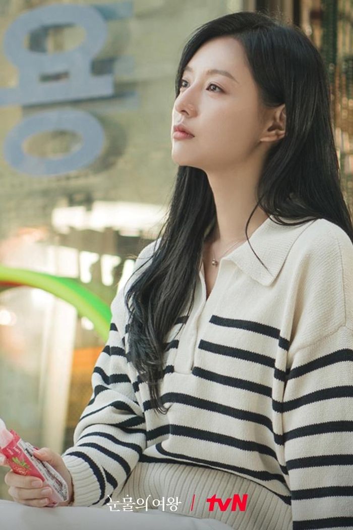 Baek Hyun Woo và Hong Hae In cùng nhau thưởng thức kem ngoài siêu thị Yongduri
