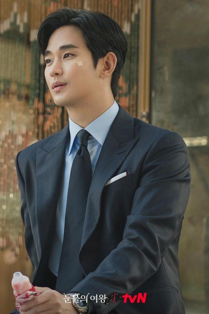 Baek Hyun Woo và Hong Hae In cùng nhau thưởng thức kem ngoài siêu thị Yongduri