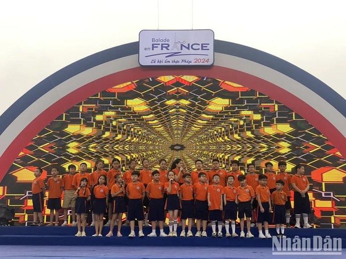 Một tiết mục biểu diễn của học sinh tiểu học khối tiếng Pháp tại Balade en France