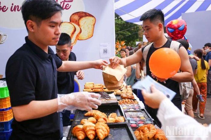  Đa số du khách tới đây đều thích thú trước những món ẩm thực đặc trưng của Pháp như bánh ngọt, thịt nguội, pho-mát, rượu vang,... 